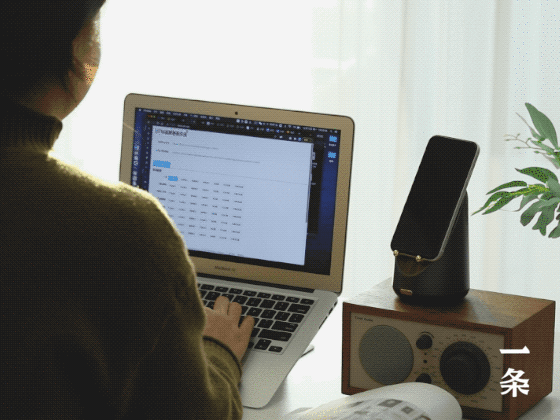 是感應音箱、手機支架、電子鐘，也是無線充，這個小木頭神了 || Chin@美物