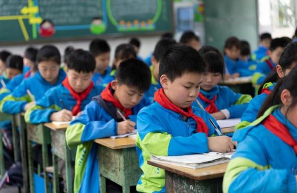 一小學教師曬出“工資單”，抱怨工資太低，網友直言：真是不知足