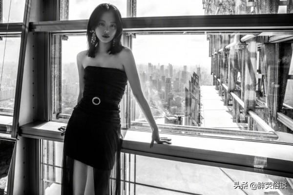 辛芷蕾一襲黑色抹胸長裙,勾勒出身材線,配上流星耳環優雅大氣 辛芷蕾一襲黑色抹胸長裙,勾勒出身材線,配上流星耳環優雅大氣