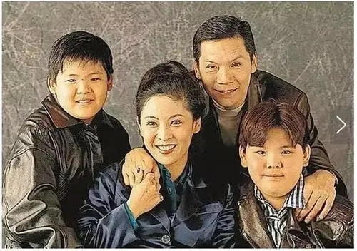 5位“遭霸凌”的明星，熱巴被一腳踢進臭水溝，向佐竟被14人圍毆