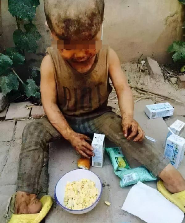 六歲男童不會說話，從小在豬圈長大，鄰居：不是孤兒，有父母的