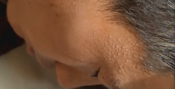 中國人幫非洲修路，頂著60度高溫趕工，當地人卻在樹下乘涼