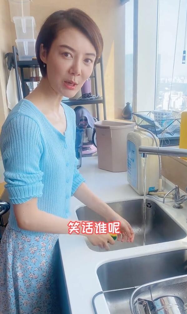 車曉還是增點肥吧,穿針織衫身材仍平坦,雖時尚但瘦得少了女人味 車曉還是增點肥吧,穿針織衫身材仍平坦,雖時尚但瘦得少了女人味