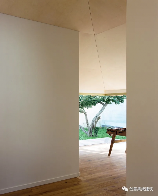 無牆角之家：一對剛退休的夫妻純為舒適建的房子