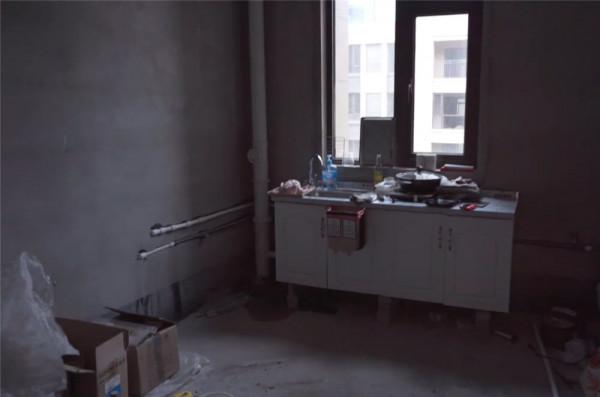 他住進不裝修的毛坯房4個月，雖簡陋卻倍感溫馨，網友：還不錯