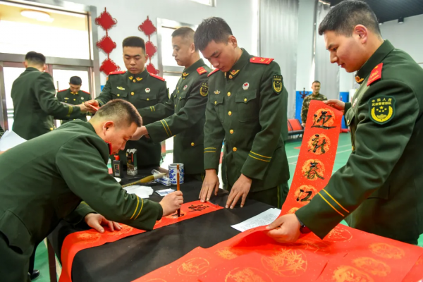 山西武警：軍營新春 揮毫潑墨迎新春