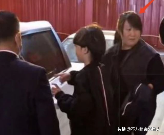 同爸不同命的星二代，成龍兒子開百萬豪車，女兒住百元賓館