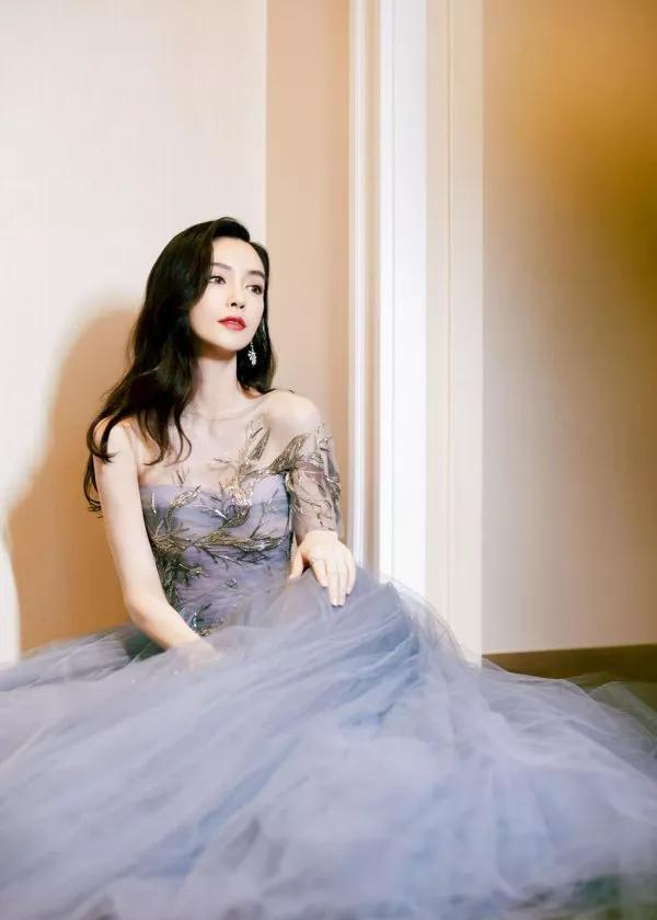 Angelababy穿霧霾紫抹胸紗裙優雅迷人