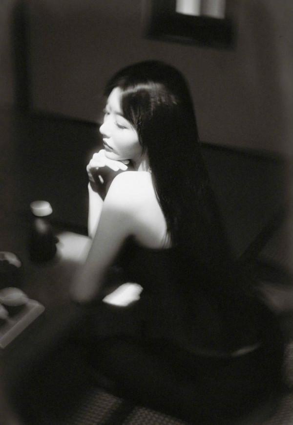 孔雪兒曬秋分寫真 黑色露腰上衣配魚尾褲氛圍感十足