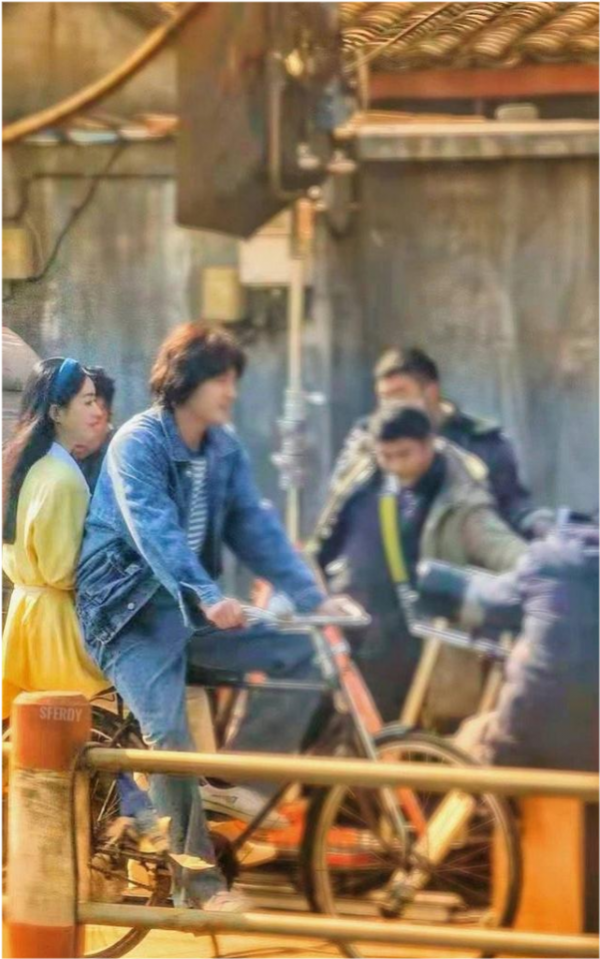 趙麗穎新劇路透罕見曝光！穿復古風盡顯時髦範，胖了顏值反而驚豔