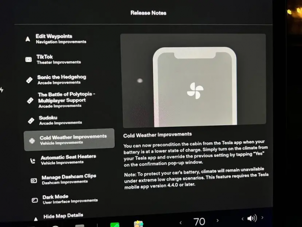 特斯拉「聖誕節」車機更新來了，新 UI、燈光秀、盲點攝像頭等