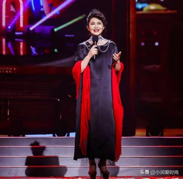 59歲田歌真雅緻,穿開衫和妹妹田岷同框不輸氣質,衣品適合媽媽們 59歲田歌真雅緻,穿開衫和妹妹田岷同框不輸氣質,衣品適合媽媽們