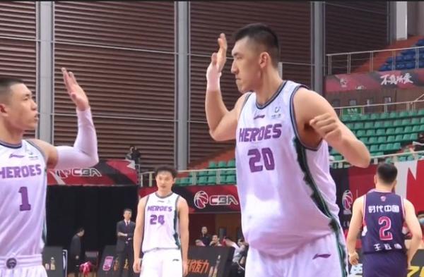 國產“小鯊魚”陶漢林，打籃球前是游泳健將，招牌動作是扣籃