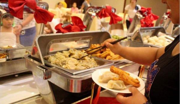 吃自助為啥吃幾口就飽，員工透露：其中都是套路，現在明白也不晚