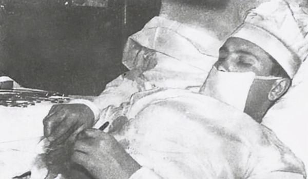 1961年的南極,醫生列昂尼德突然肚子痛,於是他切開了自己的肚子 1961年的南極,醫生列昂尼德突然肚子痛,於是他切開了自己的肚子