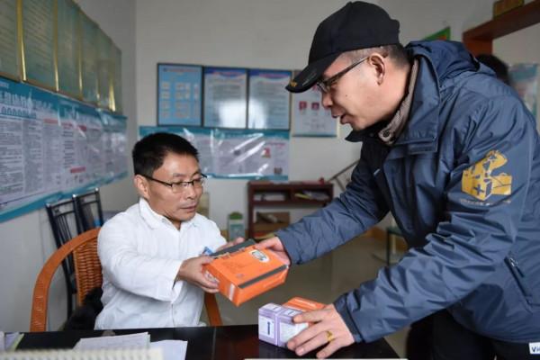 身高不到一米，身殘志堅行醫三十年，矮小的身體藏著偉大的靈魂