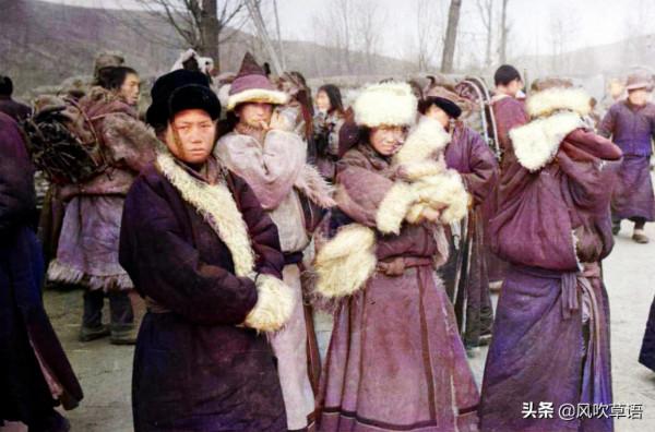 1936年的青海西寧塔爾寺，門前是熱鬧非凡的集貿市場