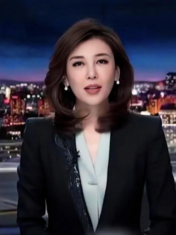 央視中文國際頻道《海峽兩岸》主持人李紅