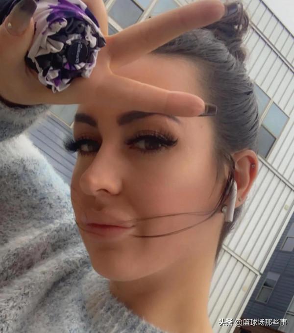 著裝得體且時尚感十足:灰熊的這位現場女記者讓人眼前一亮 著裝得體且時尚感十足:灰熊的這位現場女記者讓人眼前一亮