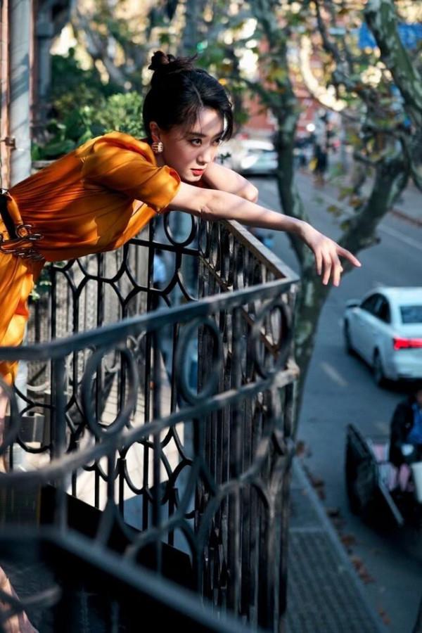 果然是“紅氣養人”，張小斐黃裙造型出席活動，氣質提升了不少