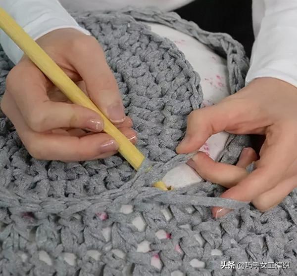 家裡的舊毛線，拿來鉤幾個圓形凳子，簡單好學，全家人都會喜歡