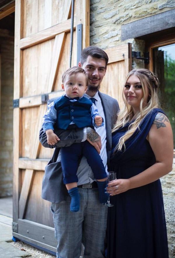 寶寶常常半夜無故醒來，英國夫婦幾周後才知原由，慌忙拆掉攝像頭