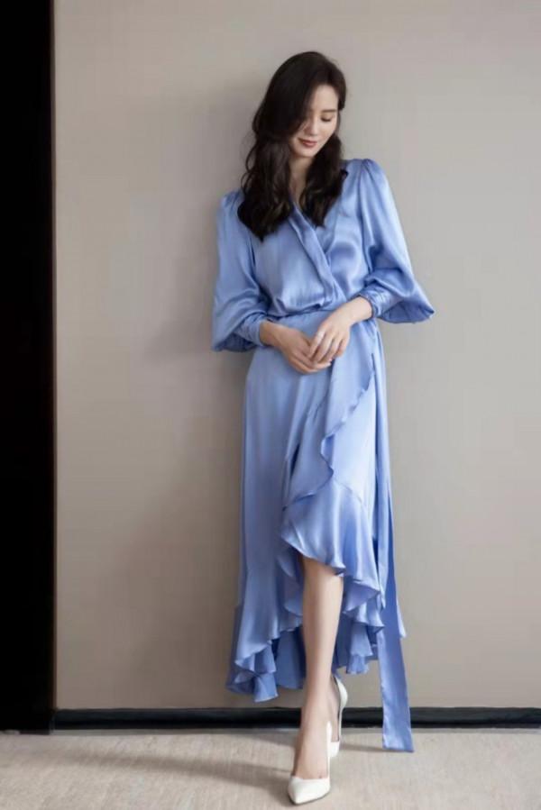 劉詩詩終於開始高調！穿緞面長裙亮相，靠氣質穩贏大半個娛樂圈