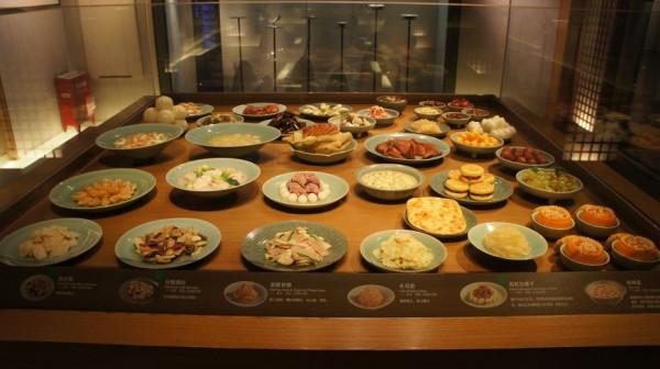 每天600斤食物，一頓飯100道菜，穿越回古代當皇上你能吃到啥？