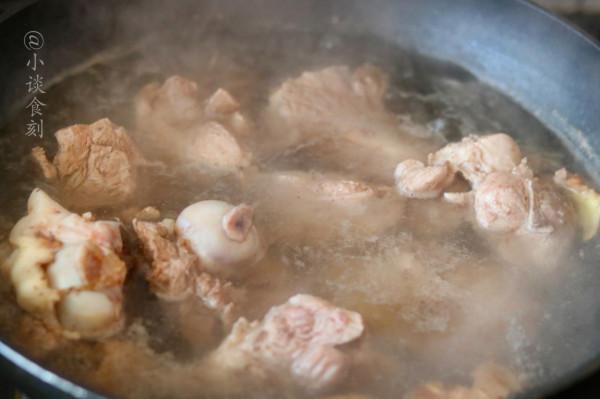 飯館裡的骨頭湯，湯汁鮮美不油膩，肉質還軟爛，有什麼訣竅嗎？