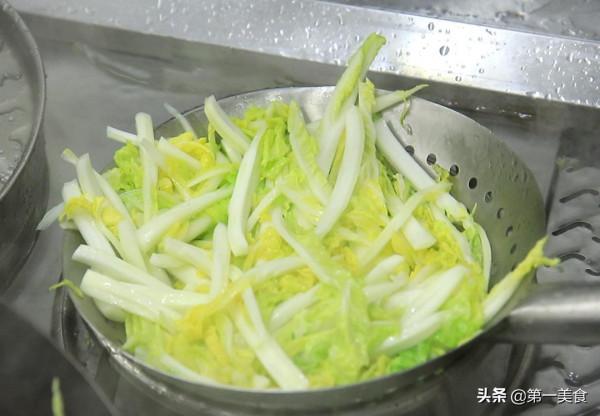 便宜的白菜也能做美味，大廚教你做魚香白菜，酸辣下飯，口感清脆