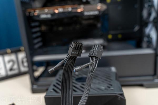 螢幕酷炫,用料誇張,適合高階玩家、技嘉鉑金雕1200W白金牌電源 螢幕酷炫,用料誇張,適合高階玩家、技嘉鉑金雕1200W白金牌電源