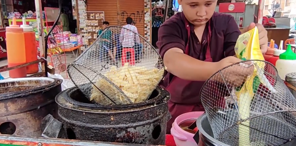 阿富汗10歲男孩在街頭賣薯條，靠自己養家餬口，懂事得讓人心疼