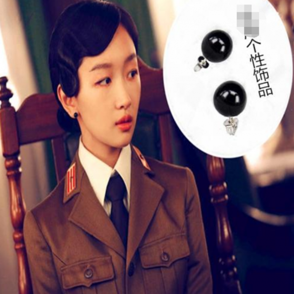 女明星軍裝造型有多浮誇？有人不捨大紅唇，有人腳踩10公分高跟