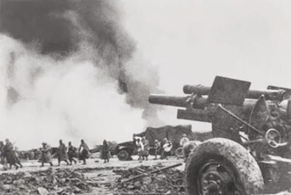 淮海戰役危急時刻，17歲副排長臨陣自薦：聽我指揮！後成軍區司令