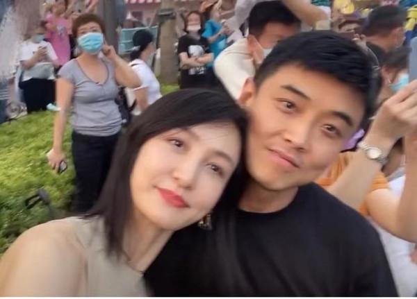 世界冠軍王皓全家出遊，一家四口高顏值被贊，妻子美貌不輸明星