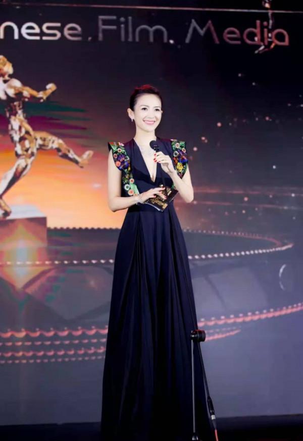 又被章子怡驚豔到了，黑色長裙穿得簡約不普通，“S”曲線感十足