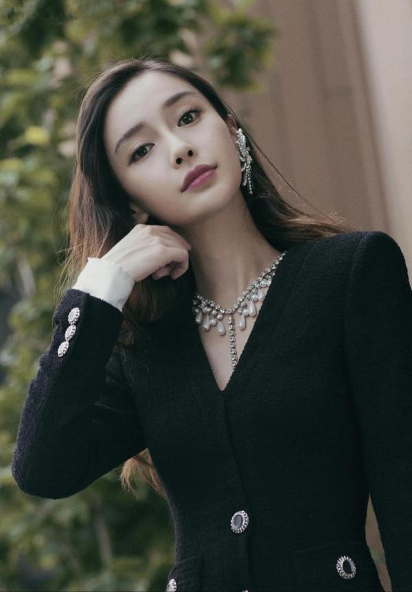 Angelababy穿黑色西服超短裙出席活動，胸前項鍊很有特色