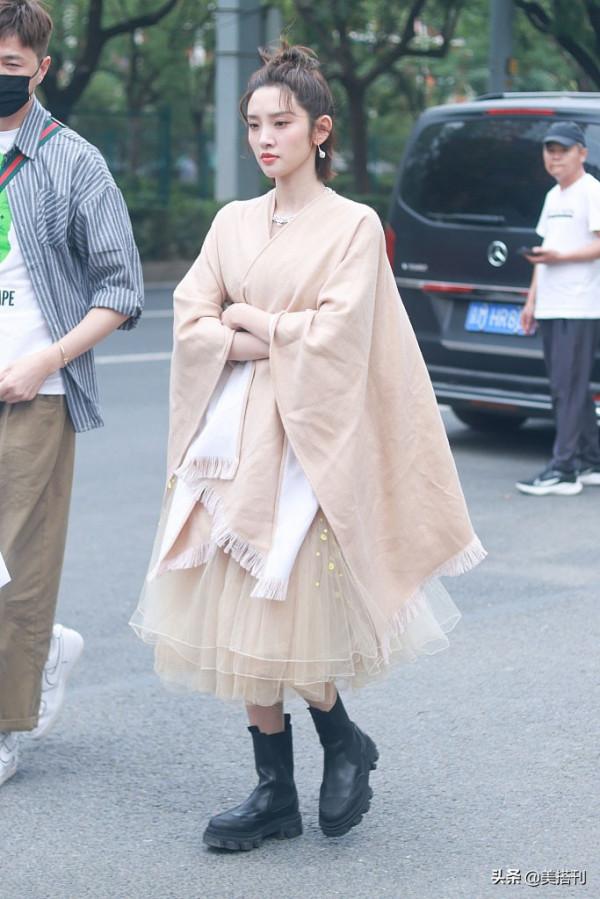 唐藝昕央視上班生圖,粉色紗裙粉色披肩甜美有氣質,少女變貴婦了 唐藝昕央視上班生圖,粉色紗裙粉色披肩甜美有氣質,少女變貴婦了