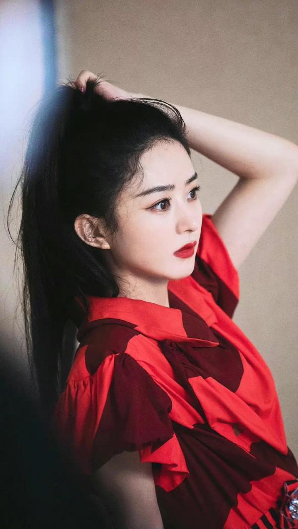 趙麗穎上一階段代言綜藝雜誌各種美圖層出不窮，突然沉寂好想你