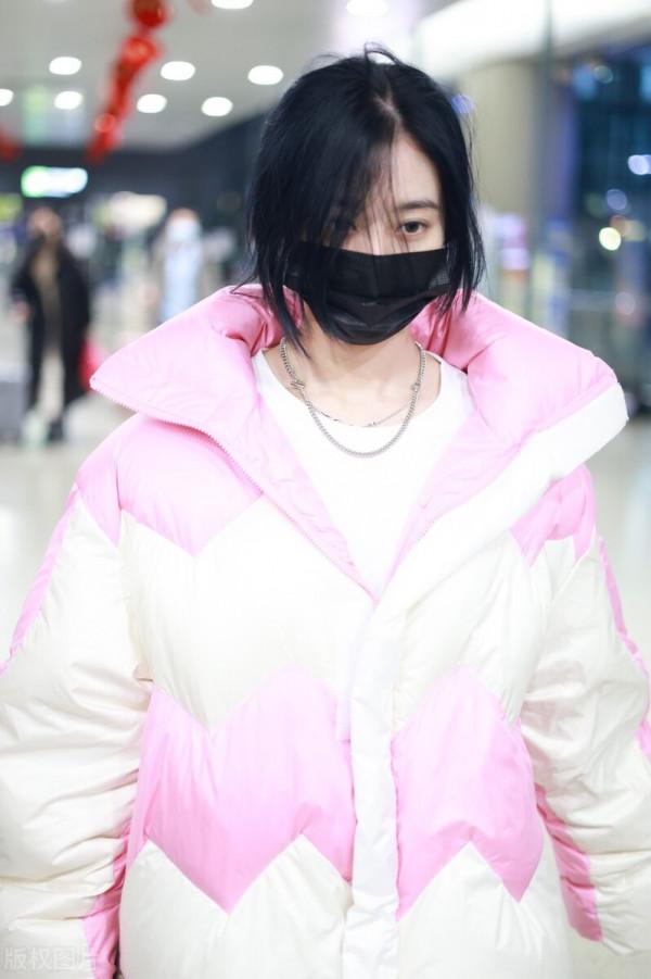 徐藝洋穿粉色拼色羽絨服搭配牛仔褲，腳踩白色運動鞋可愛青春