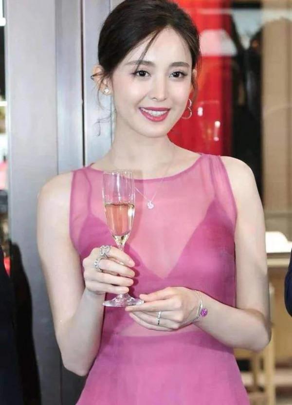 完美無瑕的古力娜扎，全身洋溢著美和優雅