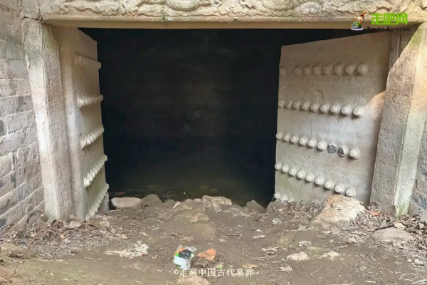 25歲小夥痴迷古代墓葬，1年探訪80多座，立志走遍中國古墓