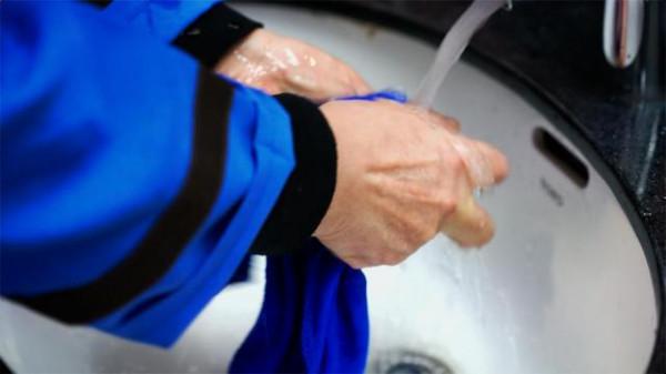 清華保潔阿姨登臺彈鋼琴，發言很有水平，還給大學生&OpenCurlyDoubleQuote;上了一課&rdquo;