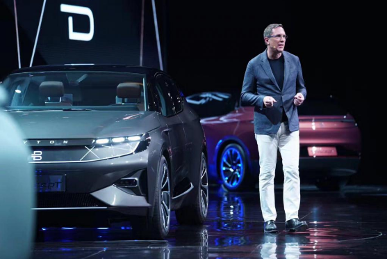 抄了近道？富士康首款電動車諜照曝光，神似拜騰M-Byte