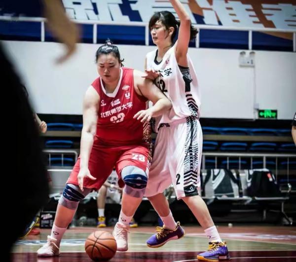 39分15板!中國女籃又一巨無霸,260斤統治籃下,比周琦還重70斤 39分15板!中國女籃又一巨無霸,260斤統治籃下,比周琦還重70斤