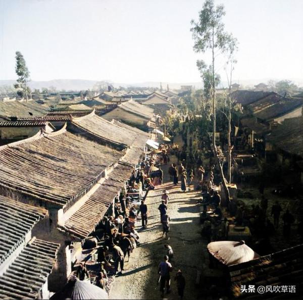 1944年的雲南陸良，城牆高大，市場喧囂，小橋流水似江南