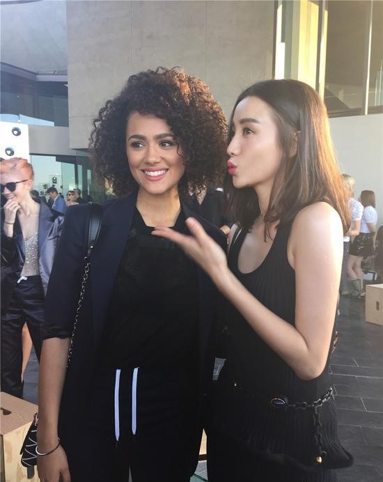 終於懂得宋佳的美,和外國超模坐一起,穿簡單黑裙也超美 終於懂得宋佳的美,和外國超模坐一起,穿簡單黑裙也超美