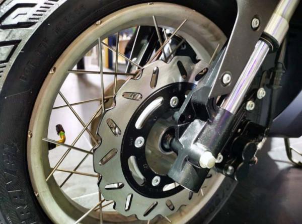 力刻戈壁亮相:又一誠意之作,這才像臺ADV踏板 力刻戈壁亮相:又一誠意之作,這才像臺ADV踏板