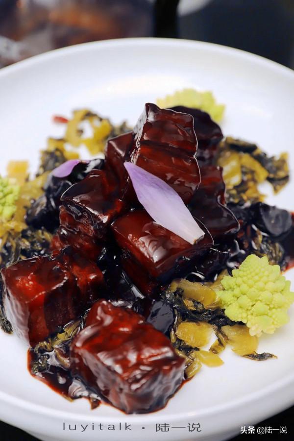 10人消費將近4000元，鮮松茸、大黃魚、羅氏蝦、私房牛肉都不錯