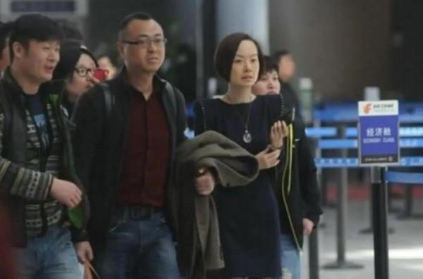 頭婚嫁美國老公，閃婚4年後離婚，二婚嫁初戀，如今50歲仍單身